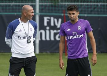 قبل مواجهة الأهلي روبرتو كارلوس يعلن انتقال زيدان إلى الوداد المغربي