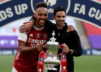 أوباميانج يعترف بتفكيره في مغادرة آرسنال ويؤكد شيئان أقنعاني بالبقاء