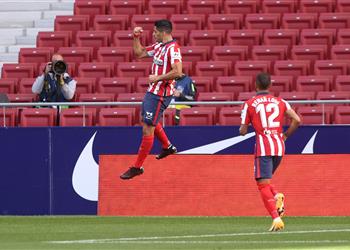 فيديو رأسية رائعة سواريز يقص شريط أهدافه مع أتلتيكو مدريد أمام غرناطة