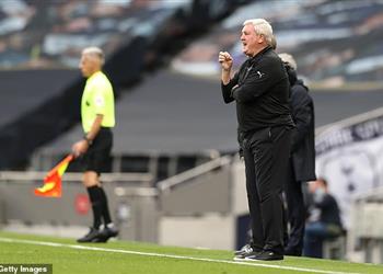 ستيف بروس ينتقد قرار احتساب ركلة جزاء لفريقه أمام توتنهام هذا هراء