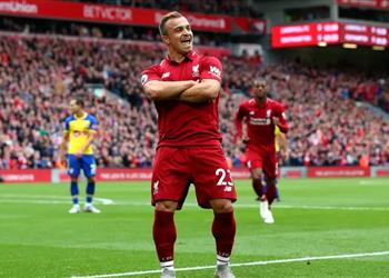 مدرب سويسرا السابق يحرض شاكيري على الرحيل من ليفربول