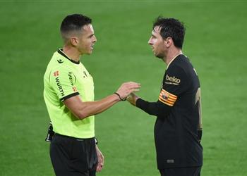 صور محادثة بين ميسي وكومان وحكم مباراة برشلونة قبل بداية الشوط الثاني