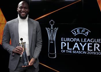 رسمي ا لوكاكو لاعب الموسم في الدوري الأوروبي 2019 2020