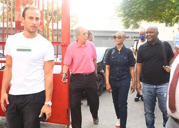 بيتسو موسيماني يصل لمقر النادي الأهلي لقيادة المران