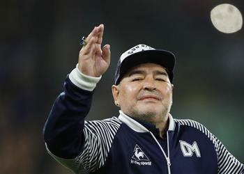 عزل مارادونا بعد مخالطة لاعب مصاب بفيروس كورونا