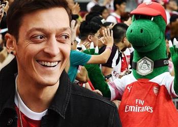 لفتة رائعة من أوزيل تجاه تميمة آرسنال بعد استغناء النادي عنه