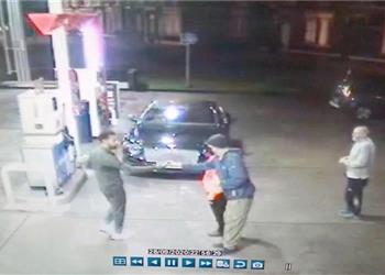 صور محمد صلاح في لفتة إنسانية ينقذ مشرد ا من التنمر بـ ليفربول