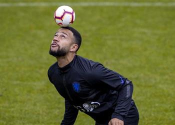 كم طلب ليون من برشلونة لبيع ديباي في آخر أيام الميركاتو