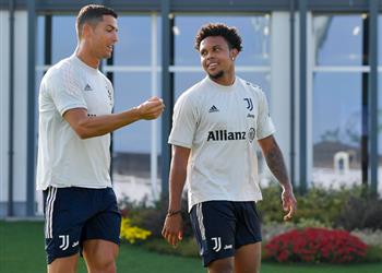 ماكيني يكشف كواليس تدريبات يوفنتوس مع رونالدو وبيرلو