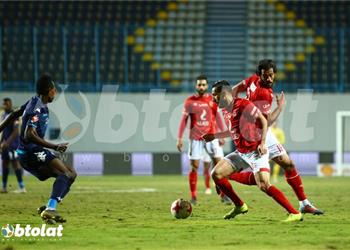 تعرف على معلقي مباراة الأهلي وبيراميدز في الدوري المصري