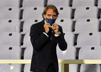 مانشيني ليفاندوفسكي من أفضل المهاجمين في العالم وإيطاليا تملك أعظم المدافعين