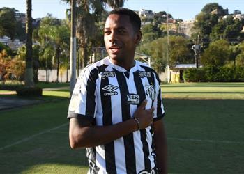 عائد ا إلى بيته للمرة الرابعة رسمي ا بالصور روبينيو ينتقل إلى سانتوس