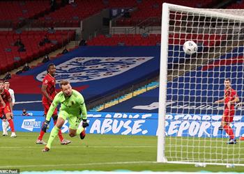 حارس بلجيكا بعد هزيمتهم إنجلترا تلقت كرة من السماء