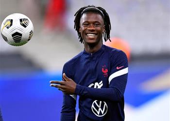 كامافينجا يقدم عهد ا بعد حصوله على قميص رونالدو في مباراة فرنسا والبرتغال