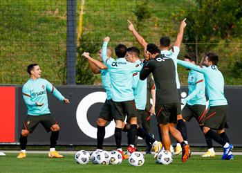 صورة رونالدو يتابع تدريبات البرتغال من شرفة غرفته بعد إصابته بكورونا