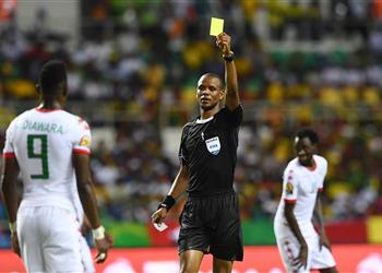 تقارير الزامبي جاني سيكازوي حكم ا لمباراة الأهلي والوداد المغربي