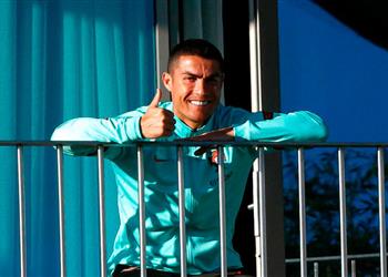 كريستيانو رونالدو يرد على وزير الرياضة الإيطالي اختراقي للبروتوكول كذبة