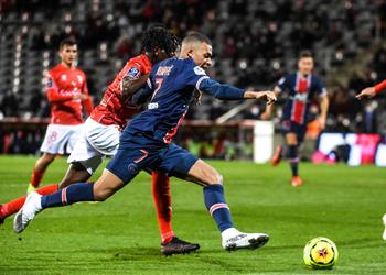 فيديو مبابي يقود باريس سان جيرمان لاكتساح نيم برباعية في الدوري الفرنسي