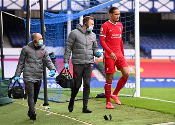 فيديو فان دايك يغادر مباراة ليفربول وإيفرتون مبكر ا للإصابة