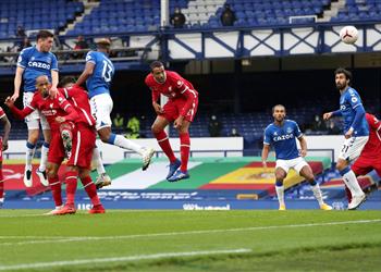 صورة تصرف غريب من حارس ليفربول أمام إيفرتون في الدوري الإنجليزي