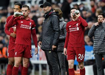 هندرسون وروبرتسون يدعمان فان دايك بعد إصابته القوية