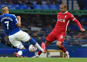شرطة ميرسيسايد تبحث عن مهاجمي ثنائي إيفرتون بعد مواجهة ليفربول