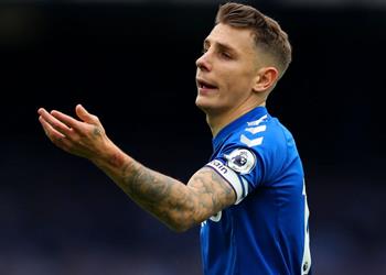 لوكاس دينييه يسخر من تدخل ريتشارليسون على تياجو ألكانتارا