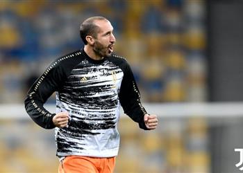 الإصابة تجبر كيلليني على ترك مباراة يوفنتوس ودينامو كييف في دوري الأبطال