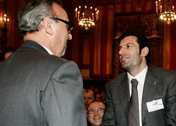 بعد مرور 20 عام ا على هروبه رئيس برشلونة السابق فيجو خائن وبيريز اعتذر لي عن الصفقة