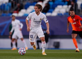 فيديو صاروخية لا تصد مودريتش يسجل هدف ريال مدريد الأول أمام شاختار