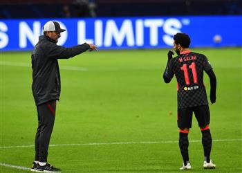 يلعب فيفا جماهير ليفربول تهاجم كلوب بعد استبدال صلاح وماني وفيرمينو أمام أياكس