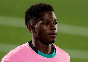 فاتي يتعرض لإساءة عنصرية من صحفي بعد مباراة برشلونة وفيرينكفاروس والجريدة تعتذر