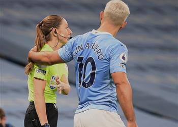 يفعلها معي جوارديولا يدافع عن أجويرو بعد تصرفه مع مساعدة حكم مباراة آرسنال