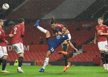 لقطة مثيرة تشعل جدل ا تحكيمي ا في مباراة مانشستر يونايتد وتشيلسي