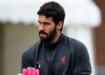 ليفربول يعلن تواجد أليسون في قائمة الفريق لمواجهة شيفيلد