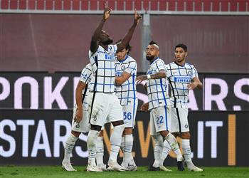 فيديو إنتر ميلان يستعيد توازنه ويهزم جنوى بثنائية في الدوري الإيطالي