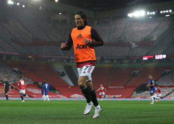 صورة بوجبا يترجم تعليمات سولشاير إلى كافاني أمام تشيلسي