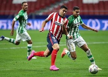 سواريز بعد هدفه أمام ريال بيتيس مباراة رائعة للفريق بأكمله