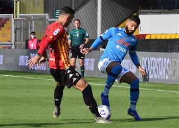 إنسيني يتفوق على شقيقه فيديو نابولي يقلب الطاولة على بينفينتو في الدوري الإيطالي