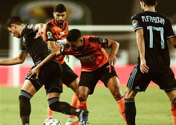 فيديو هيثم فاروق مدافع نهضة بركان كان يستحق الطرد بعد ضرب لاعب بيراميدز