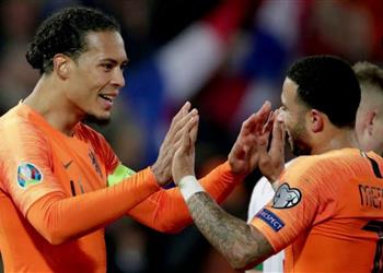 صورة ديباي يتعاطف مع فان دايك في مباراة ليون وموناكو