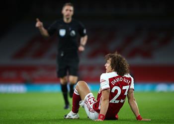 ديفيد لويز يغادر مباراة آرسنال وليستر سيتي مصاب ا