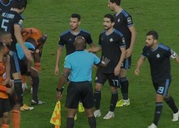 فيديو مشادة بين لاعبي بيراميدز وحكم مباراة نهضة بركان بعد نهاية اللقاء