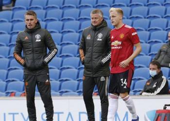 نيفيل وإيفرا يعلقان على موقف فان دي بيك في مانشستر يونايتد لماذا تعاقدنا معه