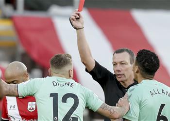 تقليص عقوبة دينييه بعد طرده في مباراة إيفرتون وساوثهامبتون