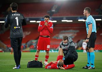 فيديو فابينيو يغادر مباراة ليفربول وميتلاند للإصابة