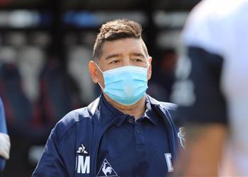 للمرة الثانية خلال شهر مارادونا يدخل العزل المنزلي بسبب كورونا