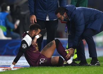 فيديو الإصابة تجبر نيمار على ترك مباراة باريس سان جيرمان وباشاك شهير