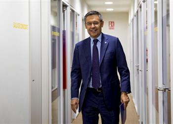 صورة جماهير برشلونة في الصين تحتفل باستقالة بارتوميو