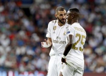 الصحافة البرازيلية تهاجم بنزيما بعد واقعة فينيسيوس خائن وجبان